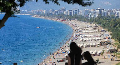 Termometreler 37 dereceyi gösterdi, yazın son günlerinde Antalya sahilleri doldu taştı