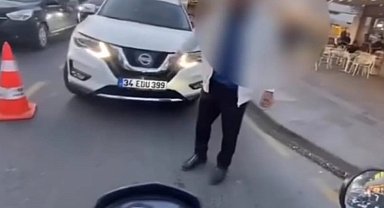 Ters yöne girip motorcunun üstüne sürdü: Tekirdağ'da otomobil sürücüyle motorcu arasında tartışma saniye saniye kameralara yansıdı