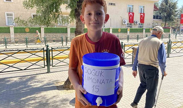 Ticareti merak eden 11 yaşındaki çocuk haftanın bir günü limonata satıyor