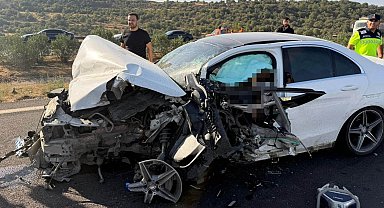 Tır ile çarpışan otomobilin sürücüsü genç avukat hayatını kaybetti