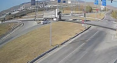 Tır ile otomobilin çarpışması güvenlik kamerasında: 4 yaralı