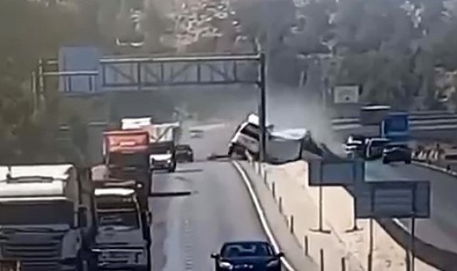Tır ve dorsenin ayrılıp, yoldaki bariyeri yerinden koparan feci kaza kamerada