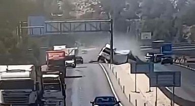 Tır ve dorsenin ayrılıp, yoldaki bariyeri yerinden koparan feci kaza kamerada