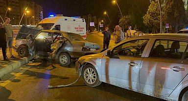 Tofaş marka otomobil ortadan büküldü: 3 yaralı