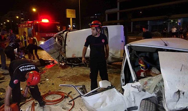 Tofaşlar kafa kafaya çarpıştı, ortalık savaş alanına döndü: 4 yaralı