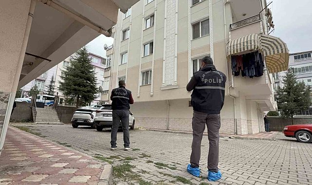 Tokat'ta cam silen kadın cipin üzerine düşerek hastanelik oldu