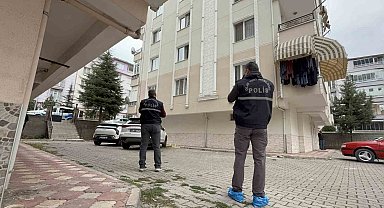 Tokat'ta cam silen kadın cipin üzerine düşerek hastanelik oldu