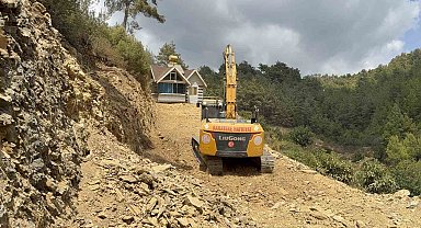 Tonlarca ağırlıkta olan evini eşyalarıyla birlikte rayların üzerinden iş makinesi yardımıyla yürütüp tapulu arazine çekti