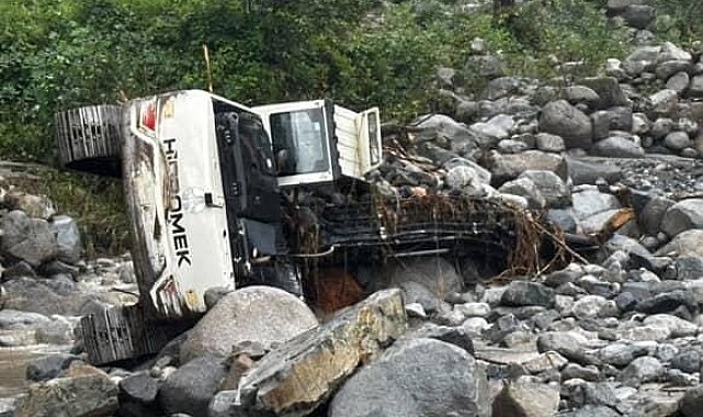 Tonlarca ağırlıktaki iş makineleri sel sularına kapıldı
