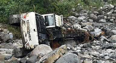 Tonlarca ağırlıktaki iş makineleri sel sularına kapıldı