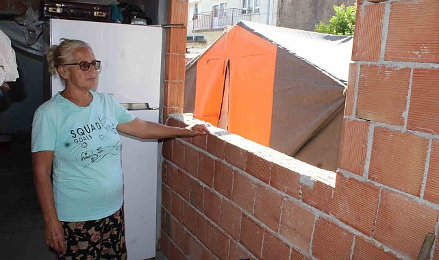 Torunu ve oğlu ile çadırda yaşam mücadelesi veriyor