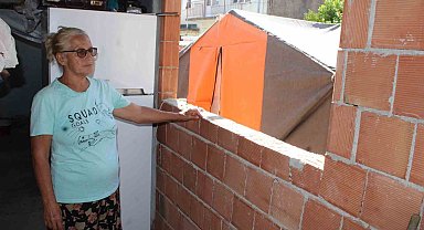 Torunu ve oğlu ile çadırda yaşam mücadelesi veriyor