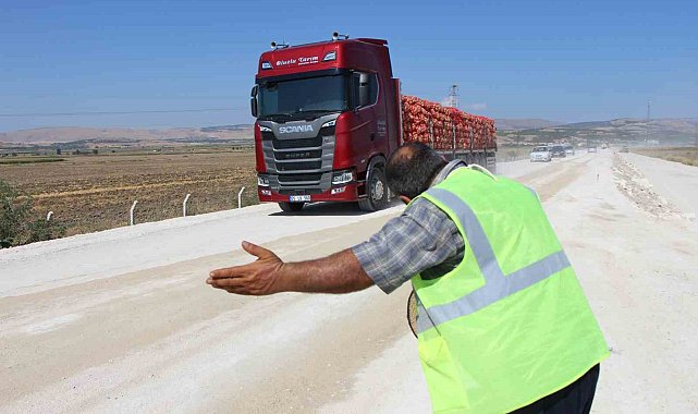 Tozlu yolda mutluluk saçıyor, kimse korna çalmadan geçmiyor