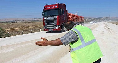 Tozlu yolda mutluluk saçıyor, kimse korna çalmadan geçmiyor