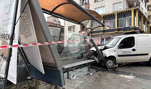 Trabzon'da araç otobüs durağına çarptı