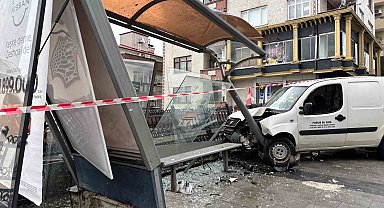 Trabzon'da araç otobüs durağına çarptı