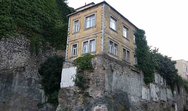 Trabzon'un tarihi surları üzerindeki evler zamana direniyor