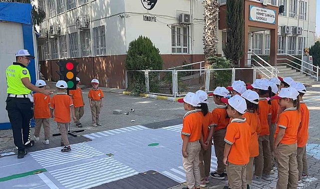 Trafik polislerinden 152 ilkokul öğrencisine trafik eğitimi verildi