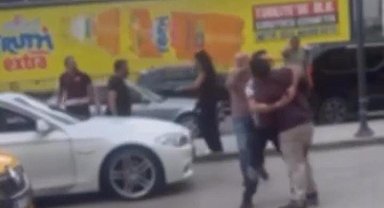 Trafik tartışması yola taştı...Birbirlerine girdiler kavgayı çevredekiler ayırdı