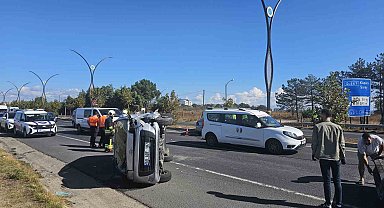 Trafikte bekleyen araca çarpan otomobil yan yattı: 2 yaralı