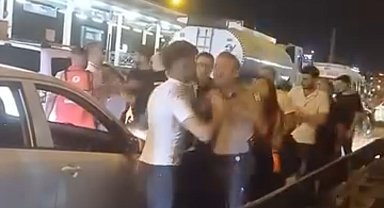 Trafikte yol verme kavgası: 2 kişi gözaltına alındı