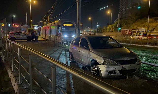 Tramvay yoluna giren alkollü sürücü önce kaçtı sonra geri geldi