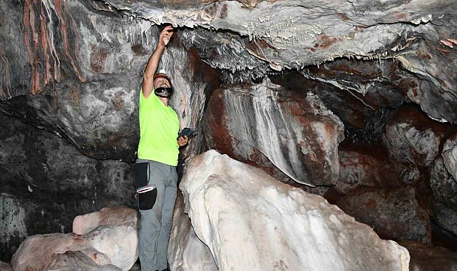Tümülüsü andıran tepedeki mağaranın turizme kazandırılmasını istiorlar