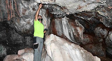 Tümülüsü andıran tepedeki mağaranın turizme kazandırılmasını istiorlar