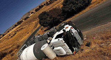 Tunceli'de beton mikseri ve tır devrildi