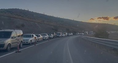 Tunceli'de feribot seferleri durduruldu: 3 kilometre araç kuyruğu oluştu