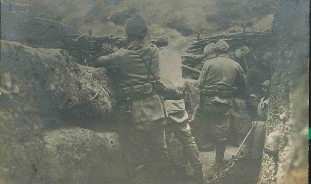 Türk askerleri, Çanakkale cephesinde düşmanla burun buruna siper kazdı