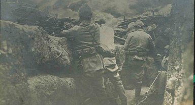 Türk askerleri, Çanakkale cephesinde düşmanla burun buruna siper kazdı