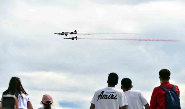 Türk Yıldızları'ndan TEKNOFEST'te nefes kesen gösteri
