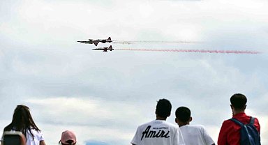 Türk Yıldızları'ndan TEKNOFEST'te nefes kesen gösteri