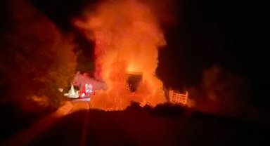 Türkeli'de kamyonet alev alev yandı