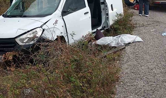 Türkeli'de otomobil istinat duvarına çarptı: 3 yaralı
