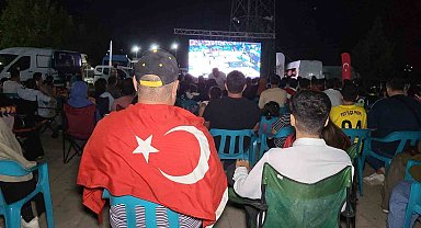 Türkiye- Almanya maçını Adıyamanlılar dev ekrandan izledi