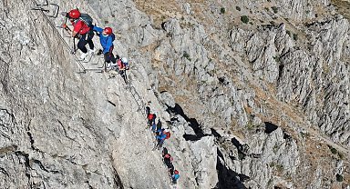Türkiye'de tek Kemaliye'de bulunan "Via Ferrata" parkuru adrenalin tutkunlarının rotası oldu