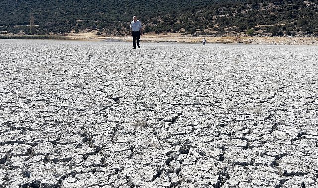 Türkiye'nin 4'üncü büyük gölü kuraklık nedeniyle ortadan ikiye bölündü