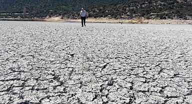 Türkiye'nin 4'üncü büyük gölü kuraklık nedeniyle ortadan ikiye bölündü