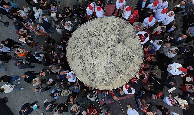 Türkiye'nin en büyük tenceresinde 6 ton pilav pişirildi