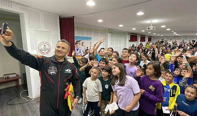 Türkiye'nin ilk astronotu Alper Gezeravcı, Karaman'da öğrencilerle buluştu