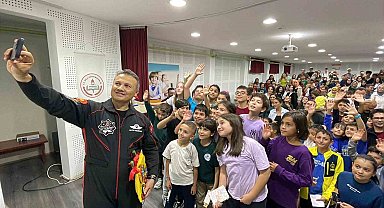Türkiye'nin ilk astronotu Alper Gezeravcı, Karaman'da öğrencilerle buluştu