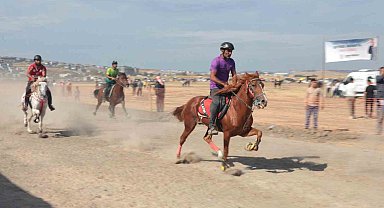 Türkiye'nin şampiyon atları Menemen'de yarıştı