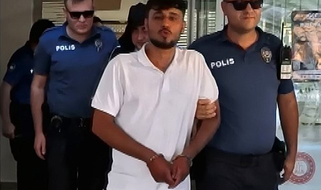 Tutuklanınca gazeteciye öpücük atıp, "Zeki Müren'e selam" dedi