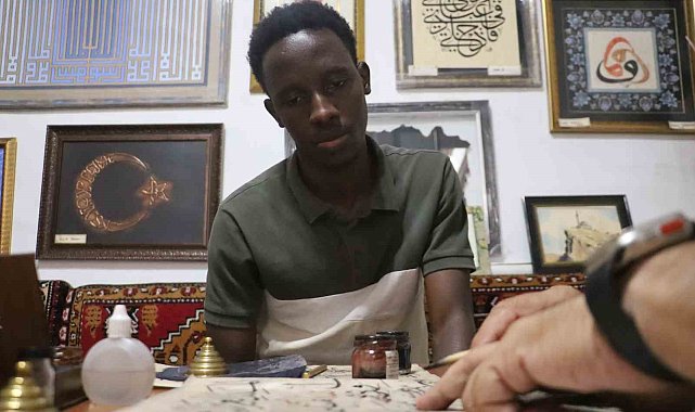 Ugandalı öğrenci Sivas'ta hattat oldu