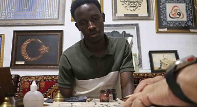 Ugandalı öğrenci Sivas'ta hattat oldu