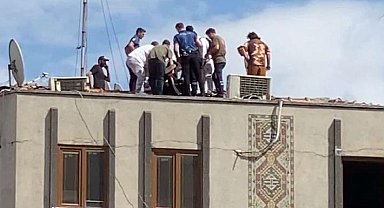 Ümraniye'de çatıya çıkan vatandaşı polis ikna etti