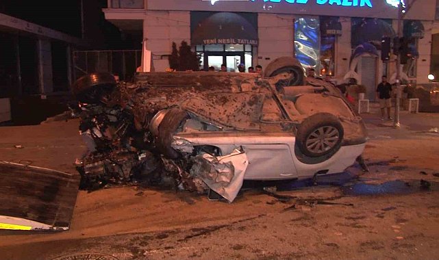 Ümraniye'de İETT otobüsüne otomobil çarptı: 1'i ağır 2 yaralı