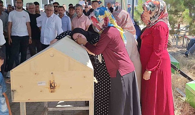Üniversite kaydı için çıktıkları yolda yanarak can veren babaanne, oğlu ve torunu toprağa verildi